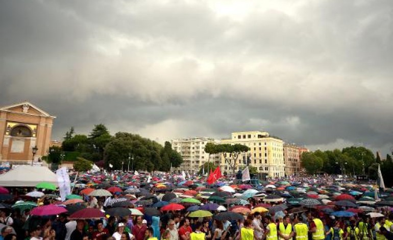 Rome (AFP). Des centaines de milliers de manifestants à Rome contre les unions gays
