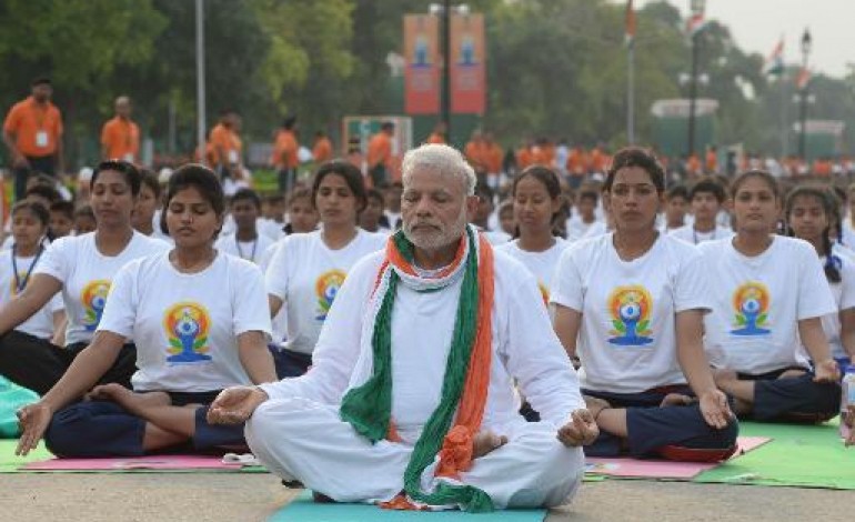 New Delhi (AFP). Journée du yoga: le Premier ministre indien prend lui-même la pose