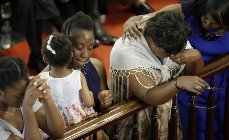Charleston (Etats-Unis) (AFP). Etats-Unis: premier service religieux à l'église de Charleston depuis la tuerie