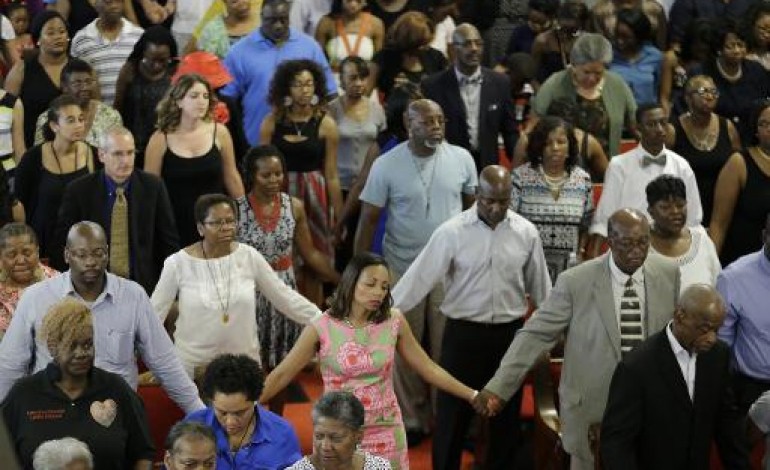 Charleston (Etats-Unis) (AFP). Etats-Unis: endeuillée, l'église de Charleston dénonce la tuerie du diable