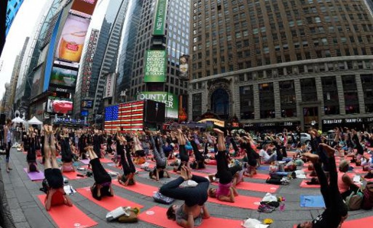 New York (AFP). Etats-Unis: des milliers de fans de yoga à Times square, dont Ban Ki-moon