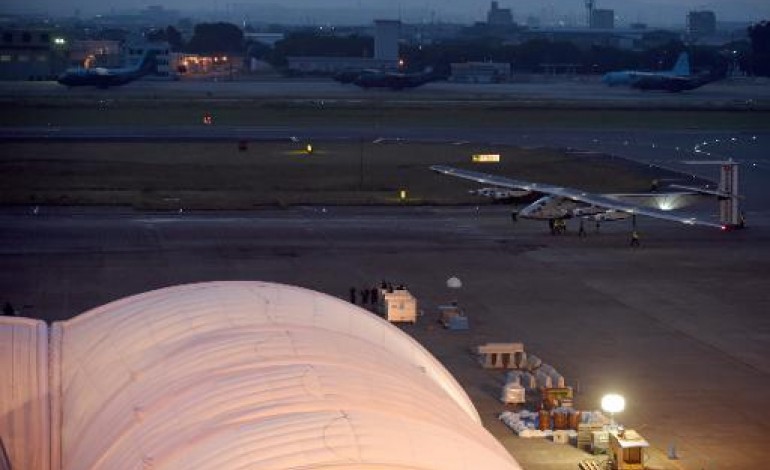 Nagoya (Japon) (AFP). Solar Impulse se résigne à patienter encore sous son hangar au Japon