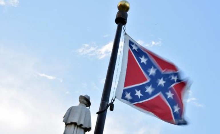 Miami (AFP). Etats-Unis: le controversé drapeau confédéré retiré du Capitole de l'Alabama
