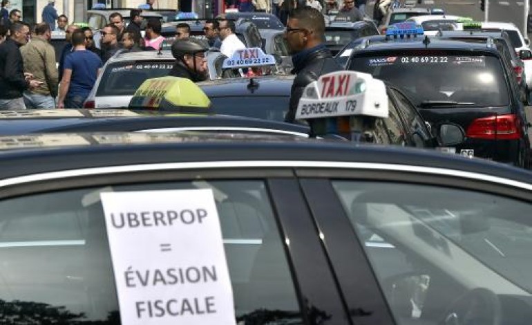 Paris (AFP). Taxis en colère contre UberPOP: perturbations à Paris et ses aéroports