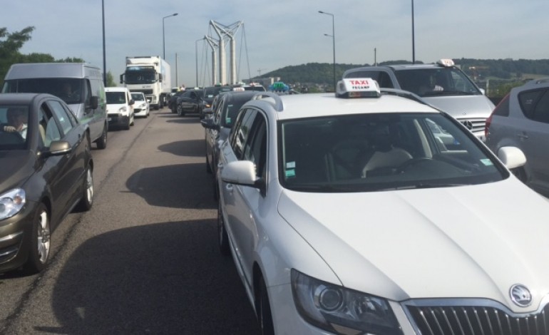 En colère contre Uber-Pop, les taxis seinomarins bloquent Rouen