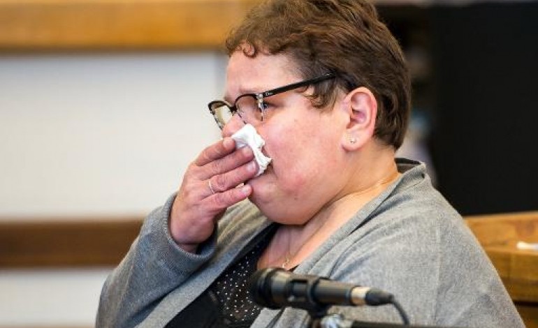 Douai (AFP). Octuple infanticide: Dominique Cottrez en pleurs à l'ouverture de son  procès 