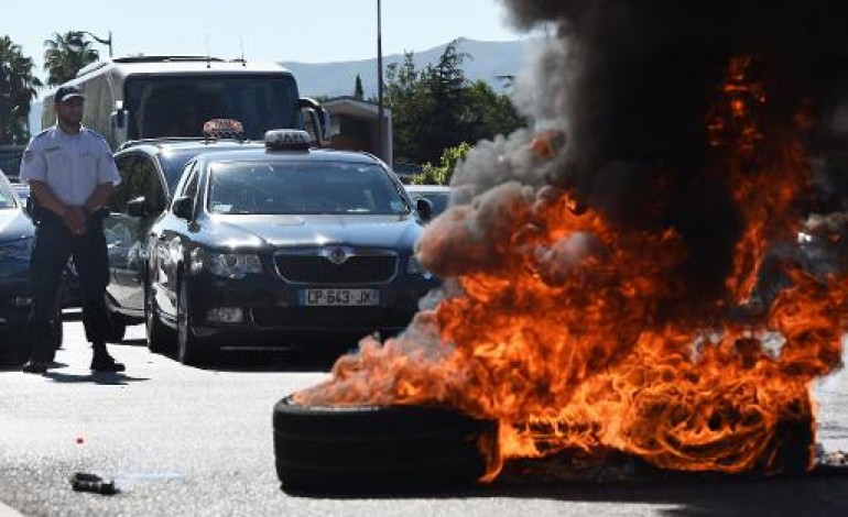Marseille (AFP). Taxis: Cazeneuve demande au préfet d'interdire l'activité d'UberPOP