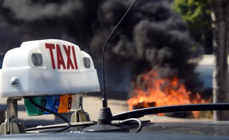 Paris (AFP). Taxis: Hollande condamne les violences et veut faire dissoudre UberPOP