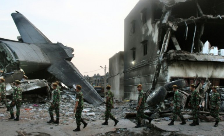 Medan (Indonésie) (AFP). Indonésie: le bilan du crash d'un avion militaire monte à 142 morts