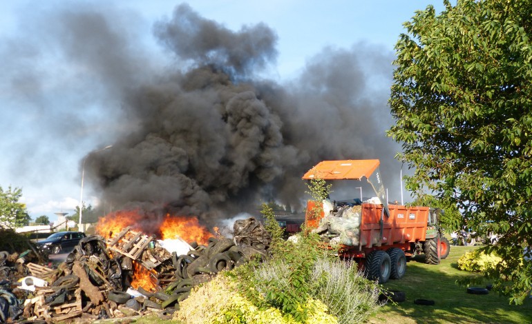 Une centaine de tracteurs et la colère des agriculteurs investissent Saint-Lô !
