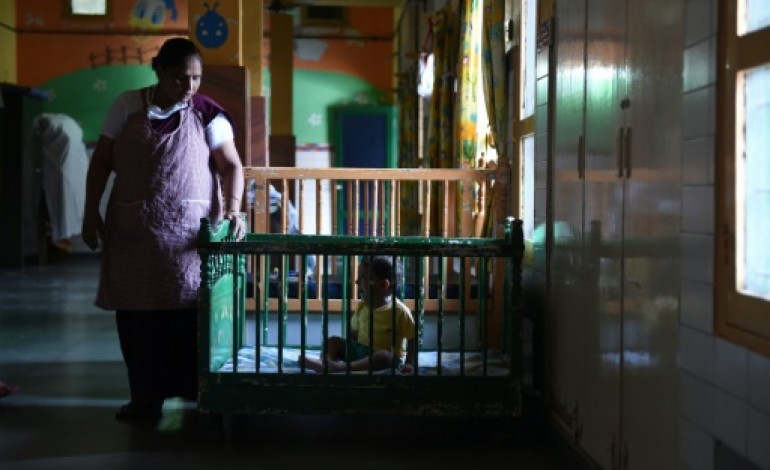 New Delhi (AFP). Confrontés aux vols de bébés, l'Inde veut réformer son système d'adoption