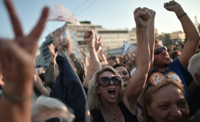 Athènes (AFP). Grèce: Tsipras rejoint la manifestation du non en fendant la foule de ses partisans