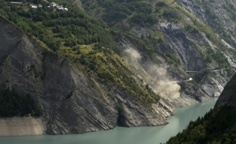 Mont-de-Lans (France) (AFP). Lac du Chambon: le terrain commence à glisser, pas d'effondrement massif de la montagne 