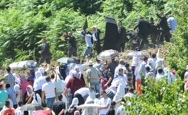 Belgrade (AFP). Srebrenica: le Premier ministre serbe touché à la tête par une pierre