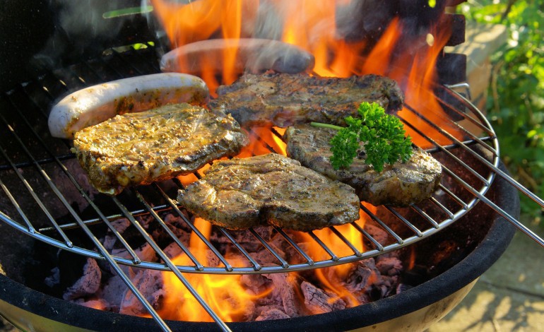 Soirée barbecue : Ils laissent l'emballage plastique de la viande sur le grill ! 