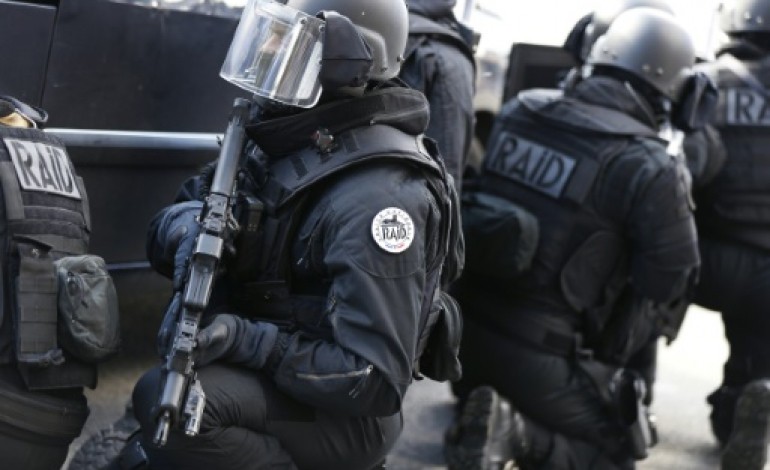 Villeneuve-la-Garenne (France) (AFP). Hauts-de-Seine: attaque de malfaiteurs dans un centre commercial, 18 employés évacués