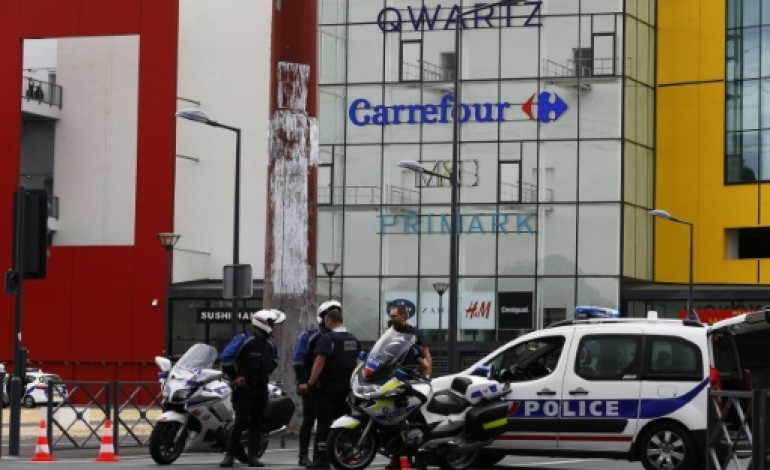 Villeneuve-la-Garenne (France) (AFP). Attaque de malfaiteurs armés dans un centre commercial, le Raid évacue 18 employés