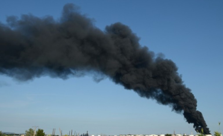 Berre-l'Étang (France) (AFP). Un incendie sur un site pétrochimique dans les Bouches-du-Rhône, pas de blessé