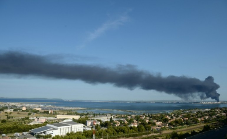 Berre-l'Étang (France) (AFP). Enquête après un incendie sur un site pétrochimique appartenant au groupe Lyondellbasell