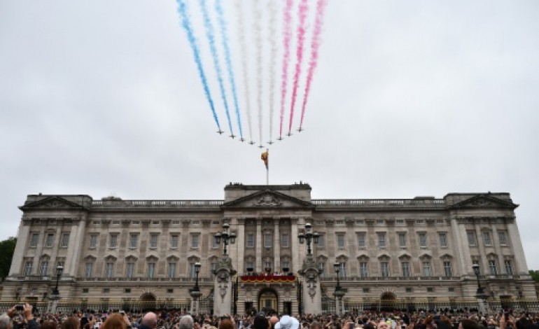 Londres (AFP). Buckingham Palace déçu par la publication d'images de la reine faisant le salut nazi à six ans