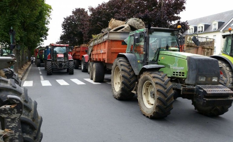 Crise agricole : François Hollande lance un appel à la grande distribution, mais ne convainc pas