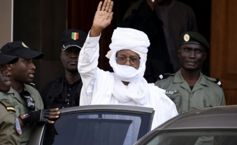 Dakar (AFP). L'ex-président tchadien Hissène Habré amené de force au tribunal