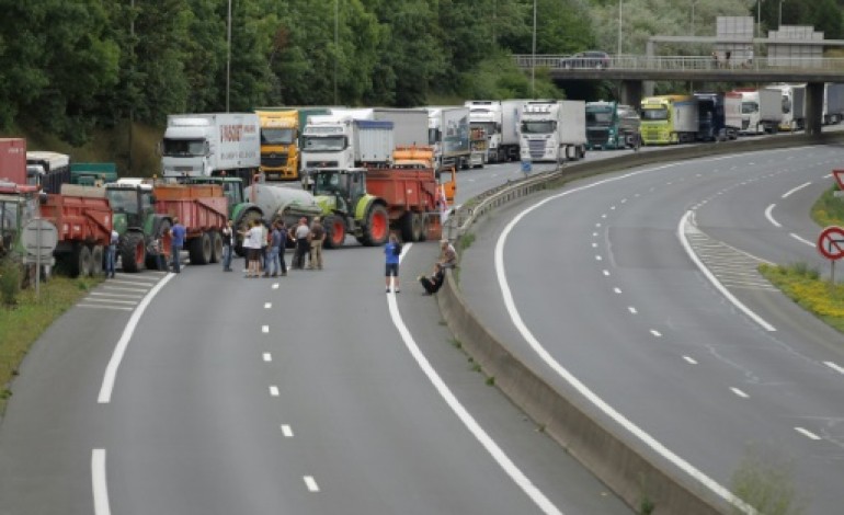 Caen (AFP). Les éleveurs en colère bloquent la Normandie, Le Foll temporise