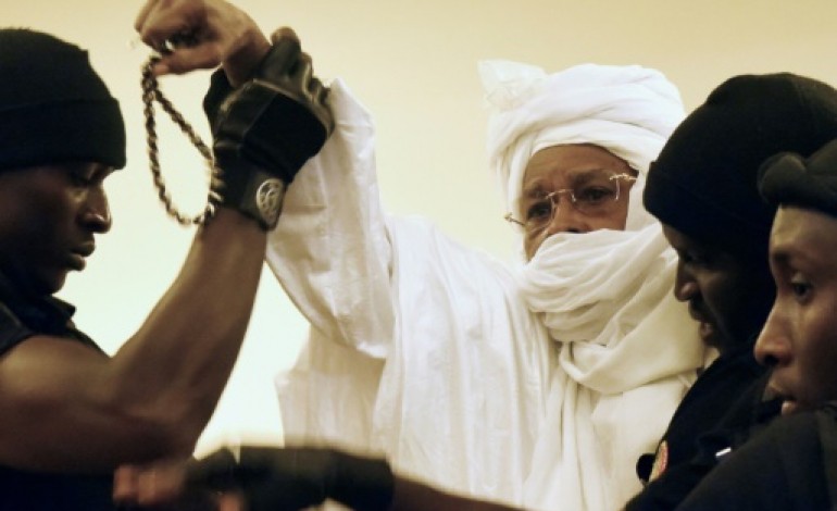 Dakar (AFP). L'ex-président tchadien Habré amené de force à son procès historique au Sénégal 