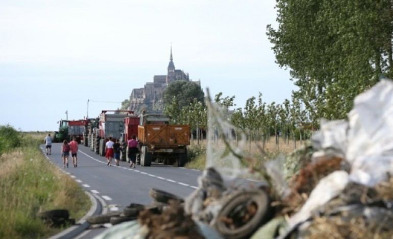 Paris (AFP). Eleveurs: Hollande annonce un plan d'urgence, l'accès au Mont Saint-Michel bloqué