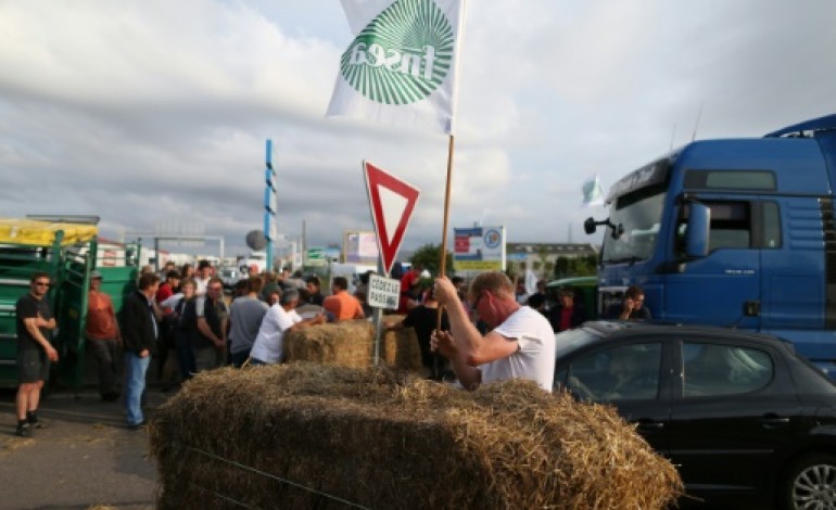 Paris (AFP). Les éleveurs en colère accentuent la pression sur le gouvernement