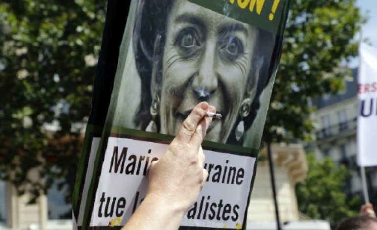 Paris (AFP). Paquet neutre: plusieurs centaines de buralistes manifestent devant le Sénat 