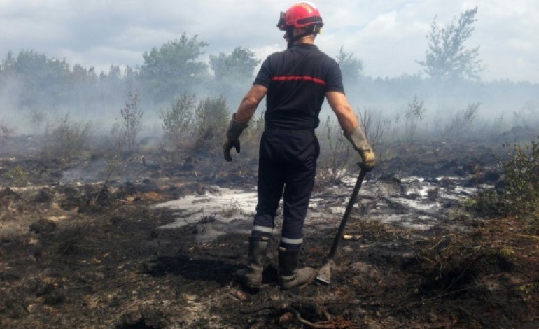 Saint-Jean-d'Illac (France) (AFP). Incendie en Gironde: le feu stabilisé après 24 heures de lutte 