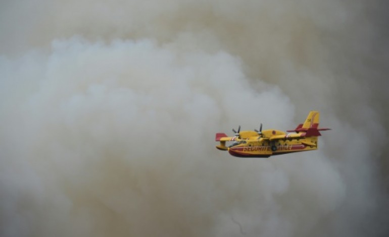 Saint-Jean-d'Illac (France) (AFP). Incendie en Gironde: 2e nuit de lutte des pompiers, nouvelles évacuations, Cazeneuve attendu