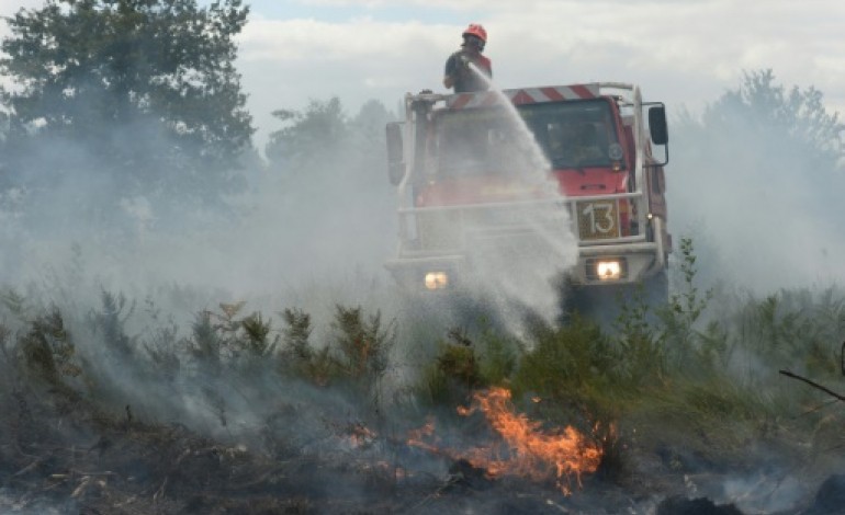 Saint-Jean-d'Illac (France) (AFP). L'incendie progresse en Gironde, Cazeneuve attendu sur place 