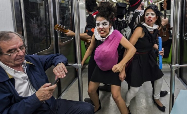 Mexico (AFP). A Mexico, un catcheur et des clowns pour adoucir le cauchemar urbain