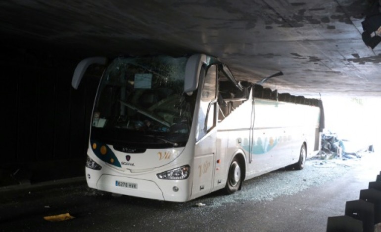 La Madeleine (France) (AFP). Accident spectaculaire d'un car espagnol dans le Nord: 4 blessés graves 
