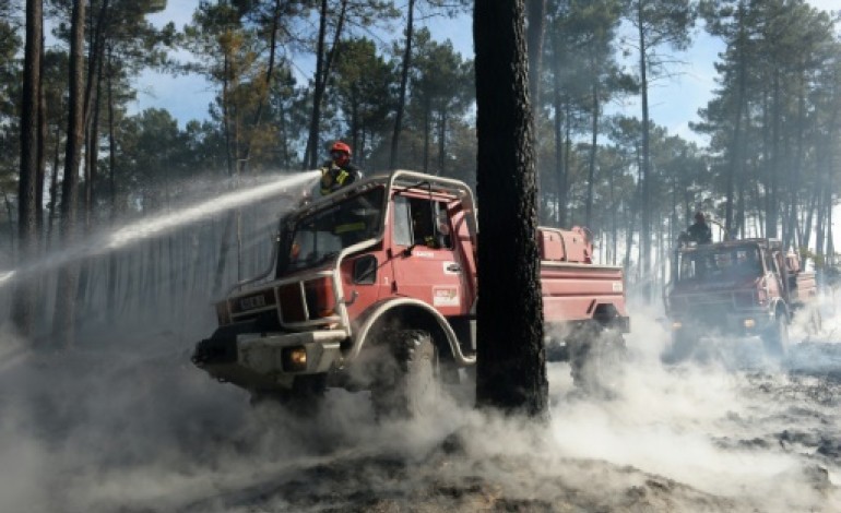 Saint-Jean-d'Illac (France) (AFP). Incendie de forêt en Gironde: 4e jour de lutte pour les pompiers