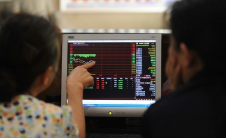 Shanghai (AFP). La Bourse de Shanghai dégringole de 8,48% en clôture, Shenzhen perd 7%