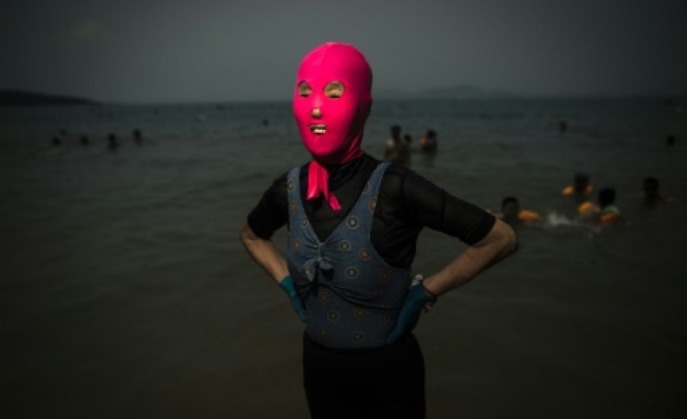 Qingdao (Chine) (AFP). Le face-kini gagne du terrain sur les plages chinoises