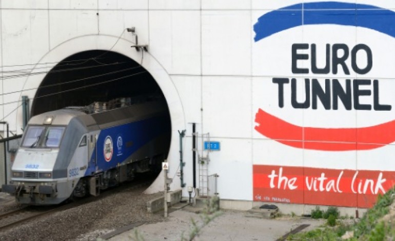 Lille (AFP). Environ 2.000 migrants ont tenté de rentrer sur le site d'Eurotunnel la nuit dernière