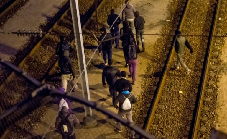 Calais (AFP). Eurotunnel à Calais: 1.500 tentatives d'intrusion de migrants, un mort
