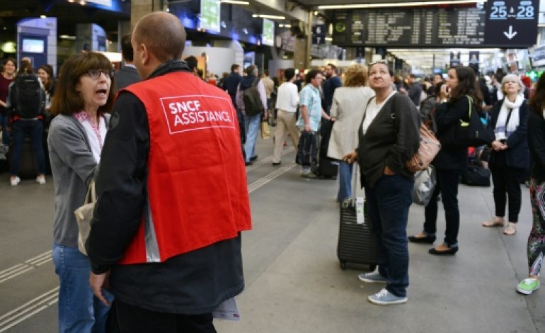 Paris (AFP). Face aux clients impolis ou agressifs, les salariés en première ligne