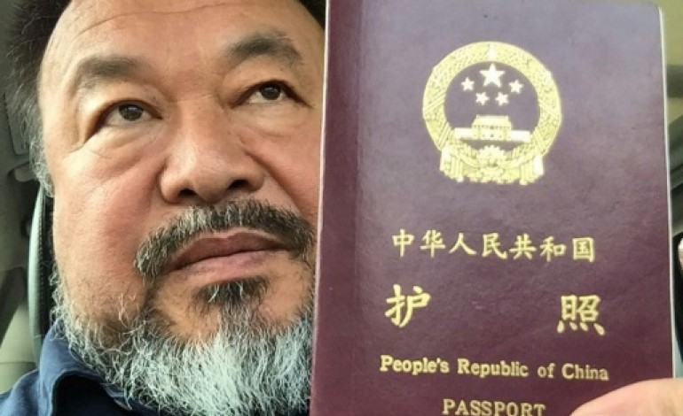 Berlin (AFP). Chine: Ai Weiwei en route pour l'Allemagne après quatre ans sans passeport