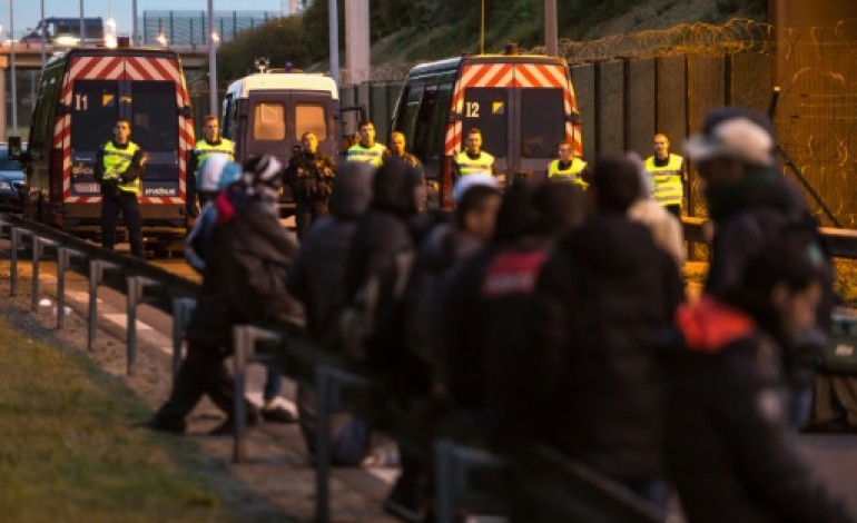 Calais (AFP). Tunnel sous la Manche: les migrants bloqués par les forces de l'ordre