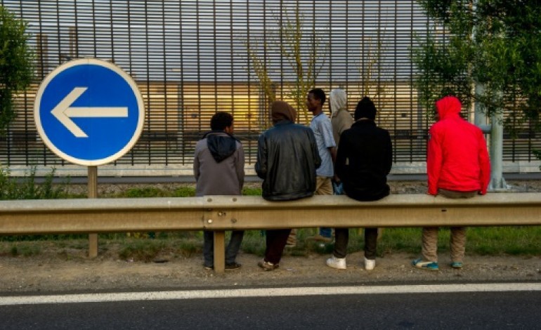 Paris (AFP). A Paris, une centaine de migrants improvisent un centre d'accueil dans un lycée