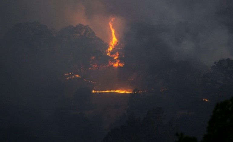 Los Angeles (AFP). Etats-Unis: un pompier meurt en Californie, Etat en proie à de vastes incendies