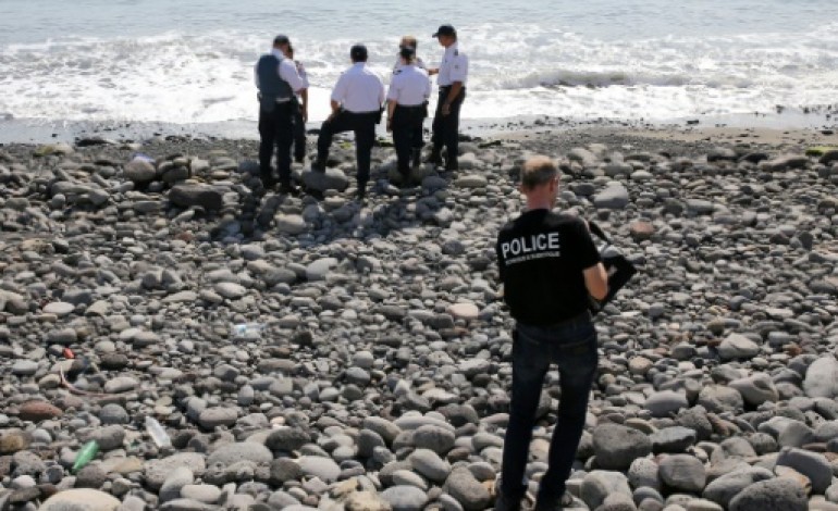 Saint-Denis de la Réunion (AFP). MH370: de nouveaux débris métalliques découverts à La Réunion