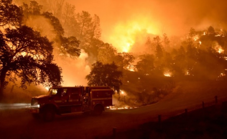 Clearlake (Etats-Unis) (AFP). La Californie en proie à une vingtaine d'incendies, 8500 pompiers sur le front