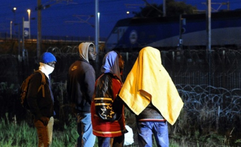 Calais (AFP). Migrants: 1.700 tentatives d'intrusion près d'Eurotunnel, un CRS blessé 