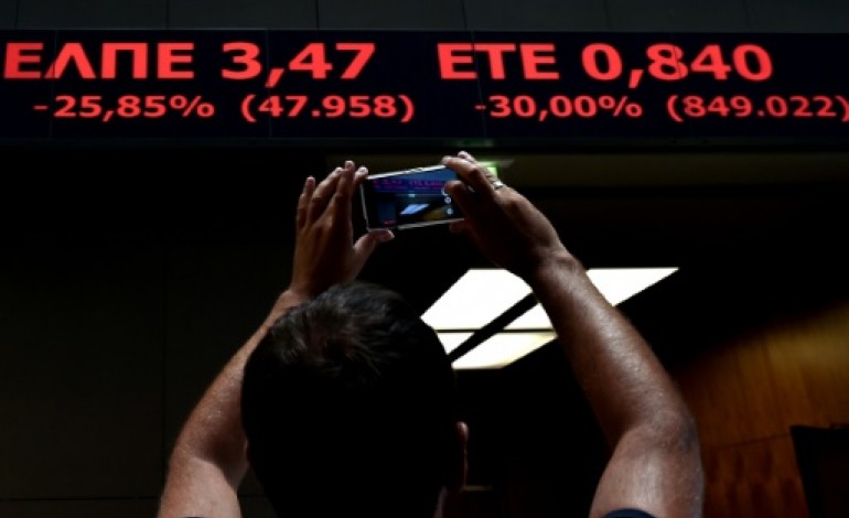 Athènes (AFP). La Bourse d'Athènes termine sur une chute record 